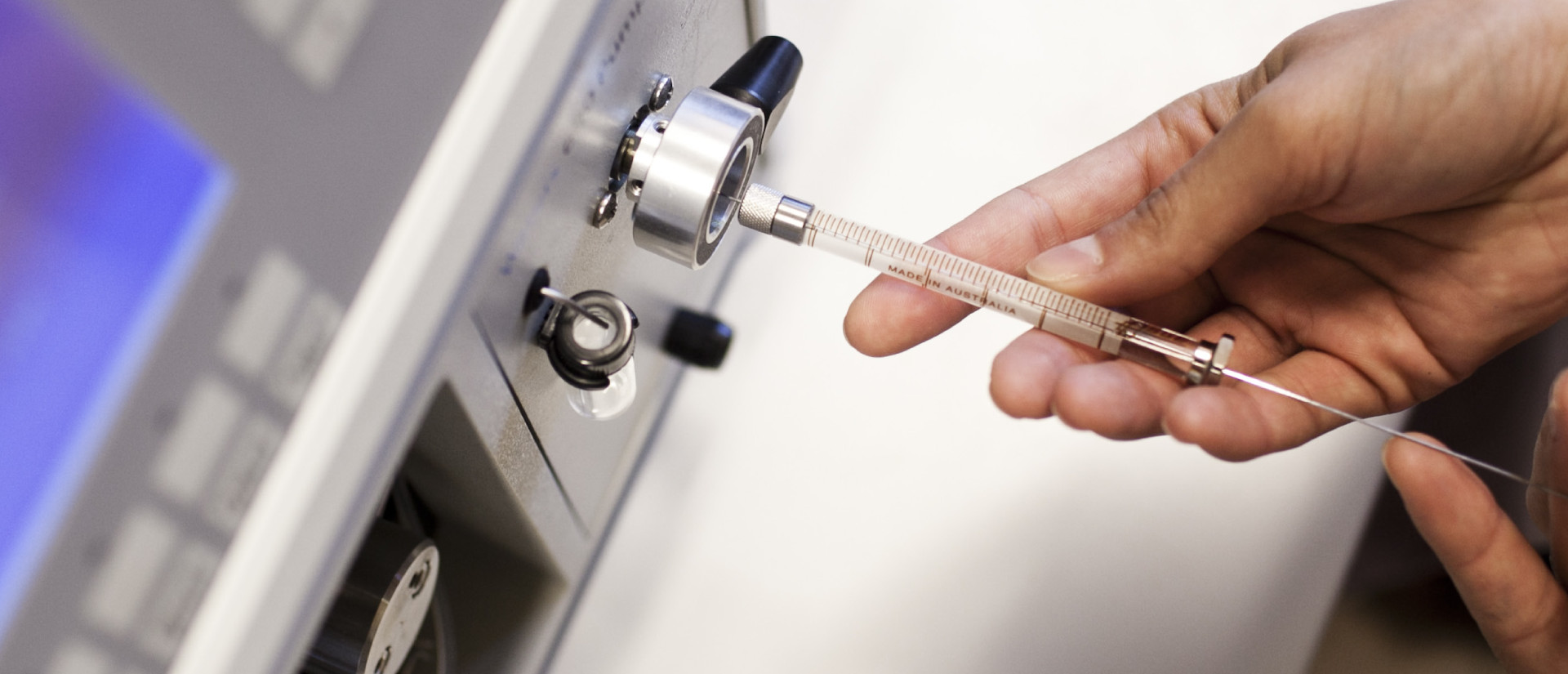 Banner: Zdjęcie aparatury laboratoryjnej w trakcie eksperymentu